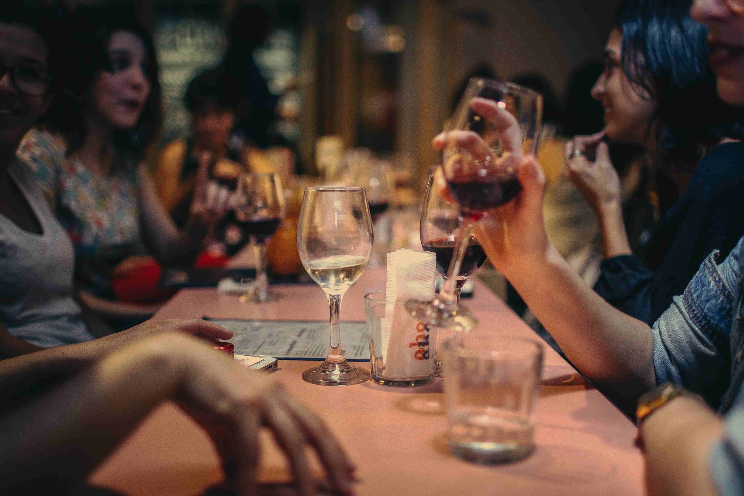 Grupa osób spędzająca wieczór przy winie w restauracji Osiedlowa w Koninie